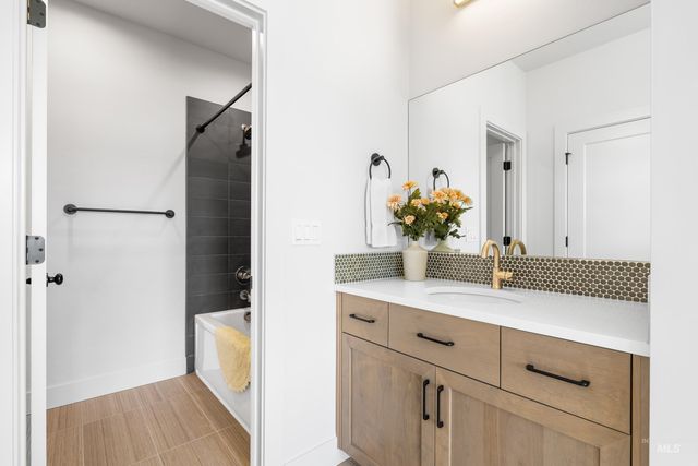 7469 W Diamond Lake Dr, Boise, ID 83714