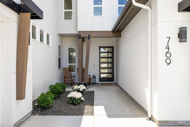 7469 W Diamond Lake Dr, Boise, ID 83714