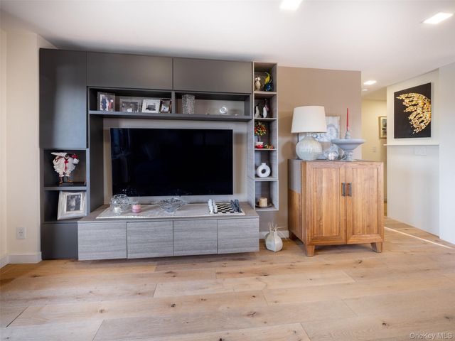 25-40 Shore Boulevard 17K., Astoria, NY 11102