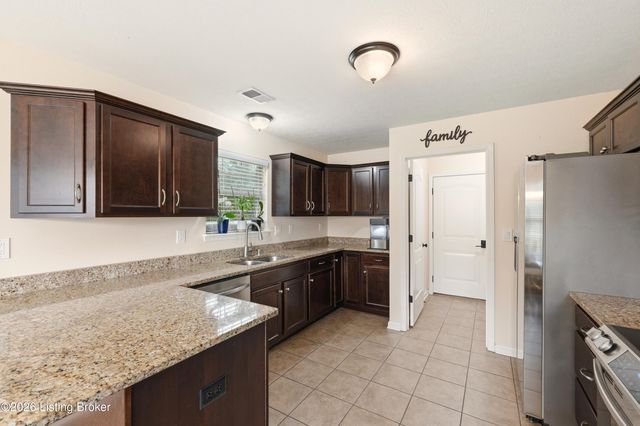 9704 Pebble Ct, Louisville, KY 40229