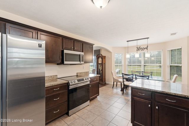 9704 Pebble Ct, Louisville, KY 40229