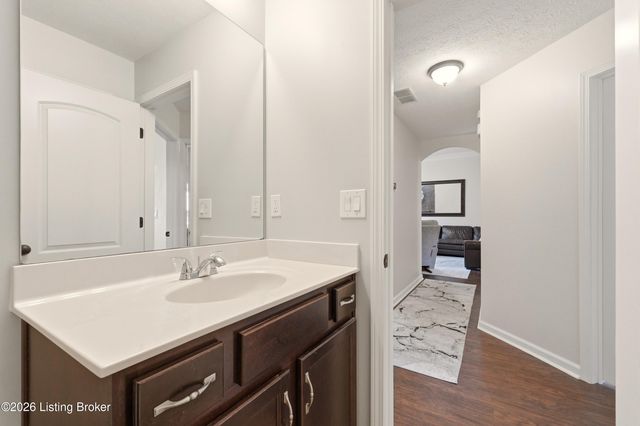 9704 Pebble Ct, Louisville, KY 40229