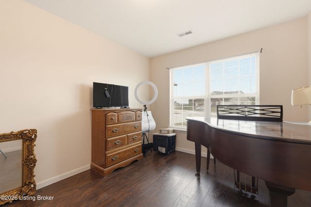 9704 Pebble Ct, Louisville, KY 40229