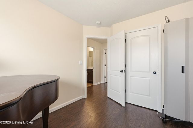 9704 Pebble Ct, Louisville, KY 40229