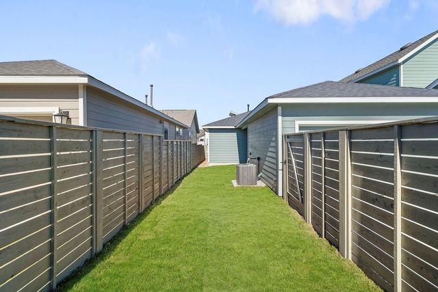 185 Weaver LN, Bastrop, TX 78602