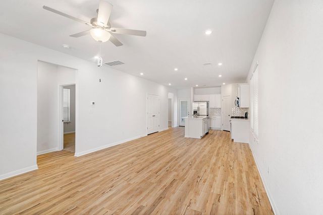 185 Weaver LN, Bastrop, TX 78602