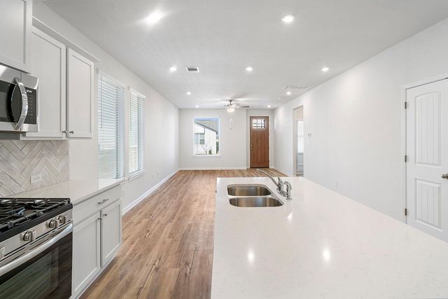 185 Weaver LN, Bastrop, TX 78602