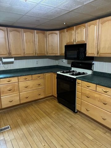 8 Benjamin Rd, Shirley, MA 01464