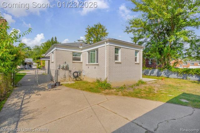 570 Cardwell Street, Garden City, MI 48135