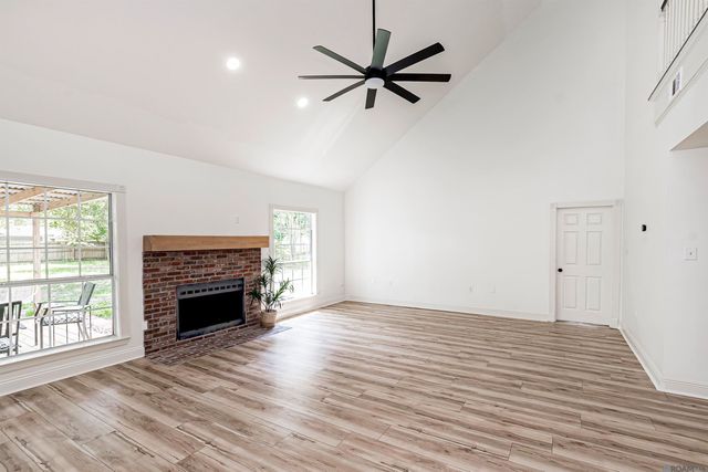 1959 Fairview Dr, Port Allen, LA 70767