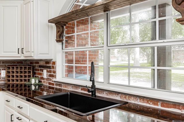 1959 Fairview Dr, Port Allen, LA 70767