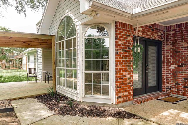 1959 Fairview Dr, Port Allen, LA 70767