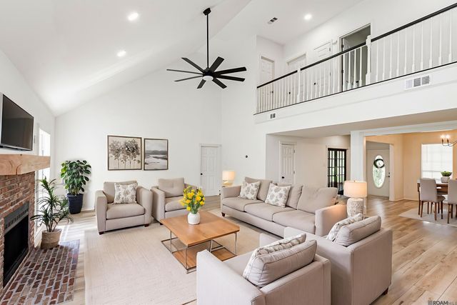 1959 Fairview Dr, Port Allen, LA 70767