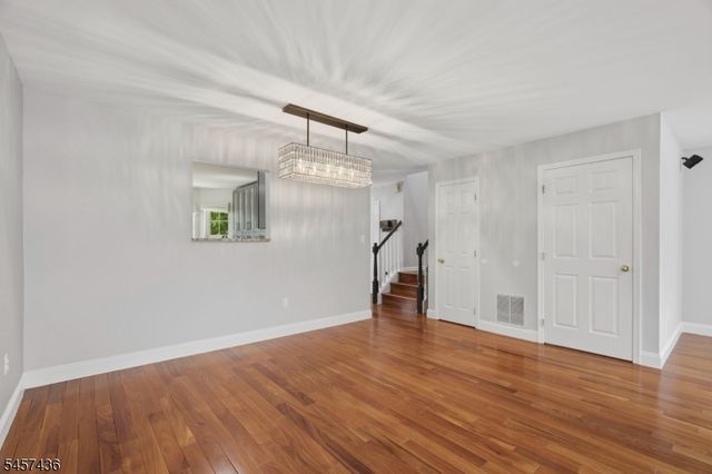 8 Ashley Ct, Franklin Twp., NJ 08873