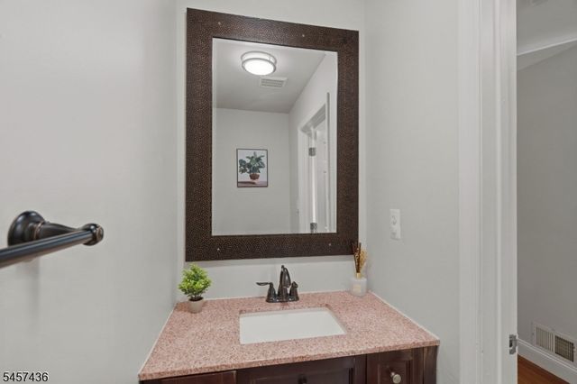 8 Ashley Ct, Franklin Twp., NJ 08873