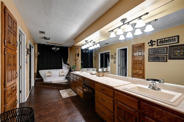 1916 Mill Run Drive, Arlington, TX 76006