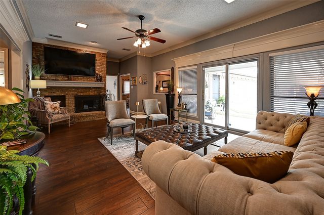 1916 Mill Run Drive, Arlington, TX 76006