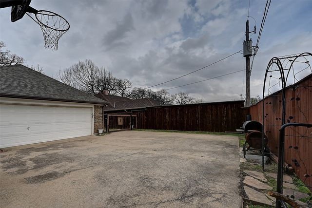 1916 Mill Run Drive, Arlington, TX 76006