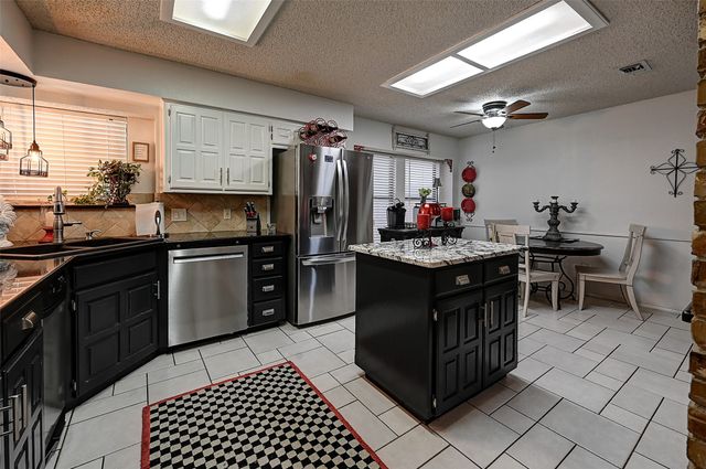 1916 Mill Run Drive, Arlington, TX 76006