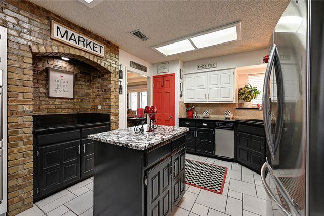 1916 Mill Run Drive, Arlington, TX 76006