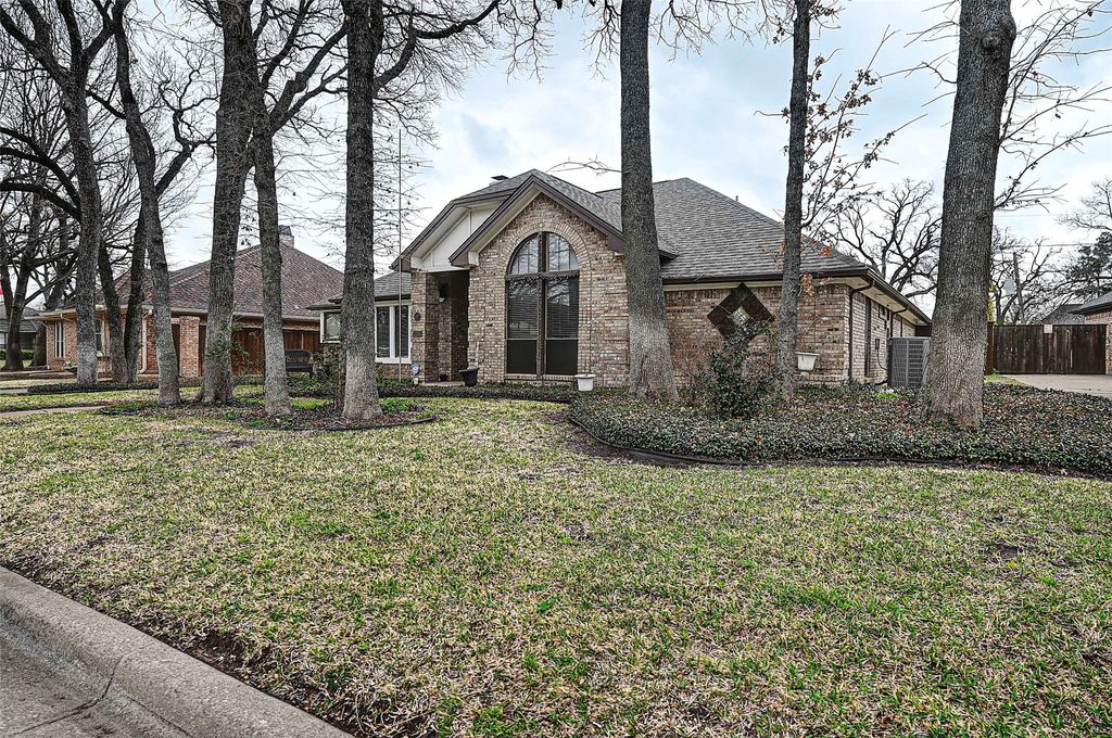 1916 Mill Run Drive, Arlington, TX 76006