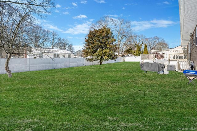 126 Floyd Road, Shirley, NY 11967