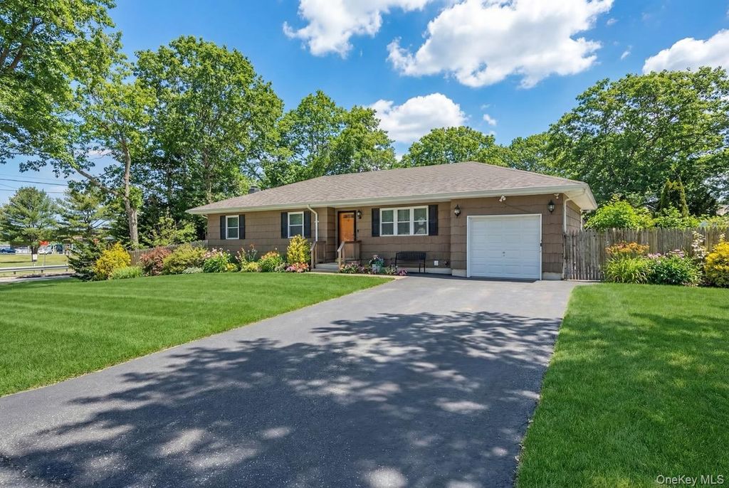 126 Floyd Road, Shirley, NY 11967