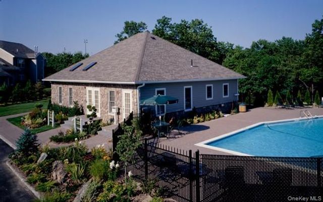 62 Neal 62, Setauket, NY 11733