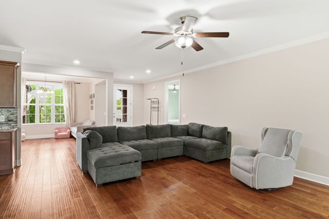 1038 Island Brook Dr, Hendersonville, TN 37075