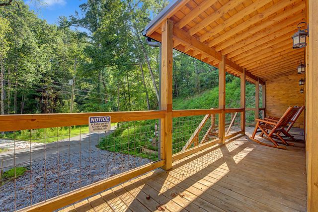 1423 School House Gap Rd, Sevierville, TN 37876