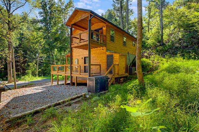 1423 School House Gap Rd, Sevierville, TN 37876