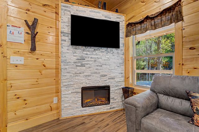 1423 School House Gap Rd, Sevierville, TN 37876