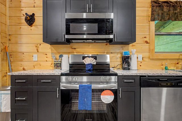1423 School House Gap Rd, Sevierville, TN 37876