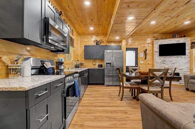1423 School House Gap Rd, Sevierville, TN 37876