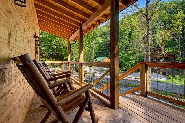 1423 School House Gap Rd, Sevierville, TN 37876