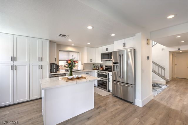 8352 SHORE BREEZE Drive, Las Vegas, NV 89128