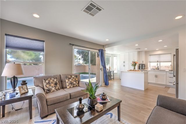 8352 SHORE BREEZE Drive, Las Vegas, NV 89128