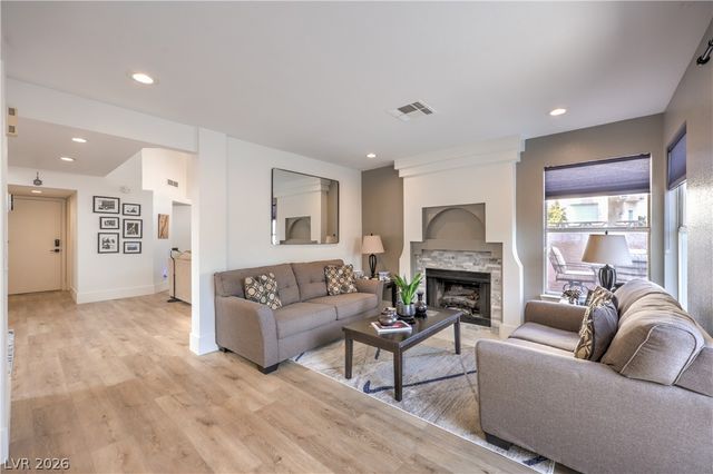 8352 SHORE BREEZE Drive, Las Vegas, NV 89128