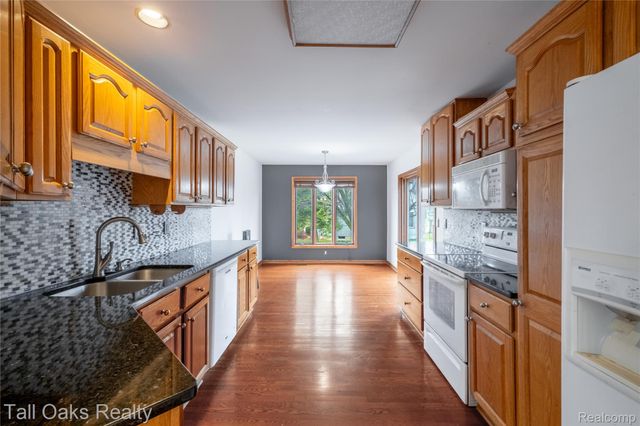 2411 Briar Creek Lane, Burton, MI 48509