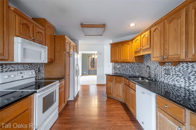 2411 Briar Creek Lane, Burton, MI 48509