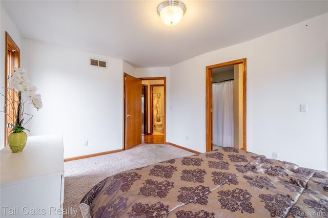 2411 Briar Creek Lane, Burton, MI 48509