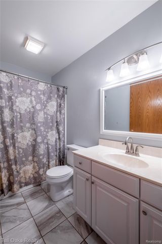 2411 Briar Creek Lane, Burton, MI 48509