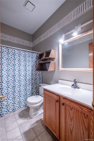 2411 Briar Creek Lane, Burton, MI 48509