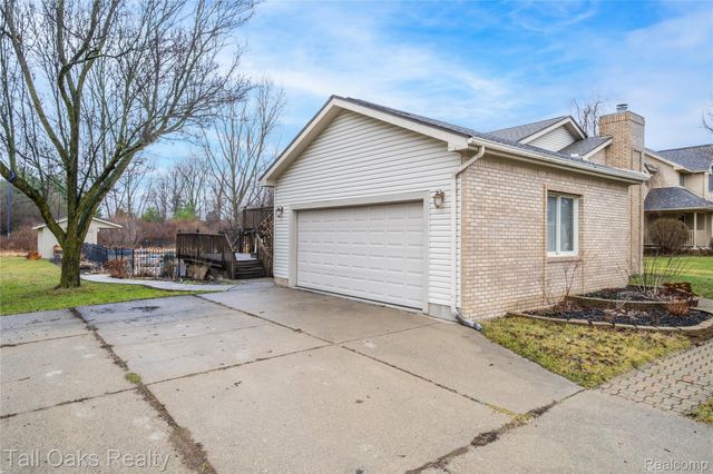 2411 Briar Creek Lane, Burton, MI 48509