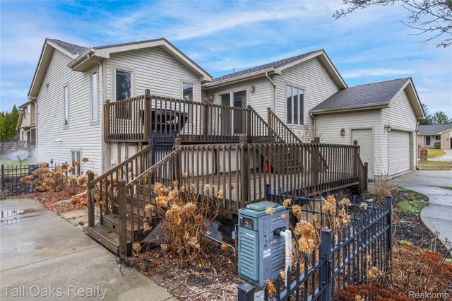 2411 Briar Creek Lane, Burton, MI 48509