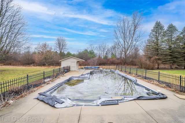 2411 Briar Creek Lane, Burton, MI 48509