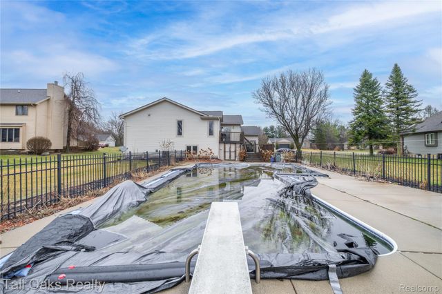 2411 Briar Creek Lane, Burton, MI 48509