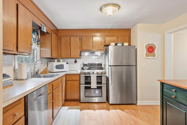 134 River Rd, Lowell, MA 01852