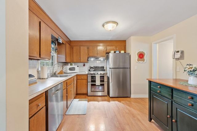 134 River Rd, Lowell, MA 01852
