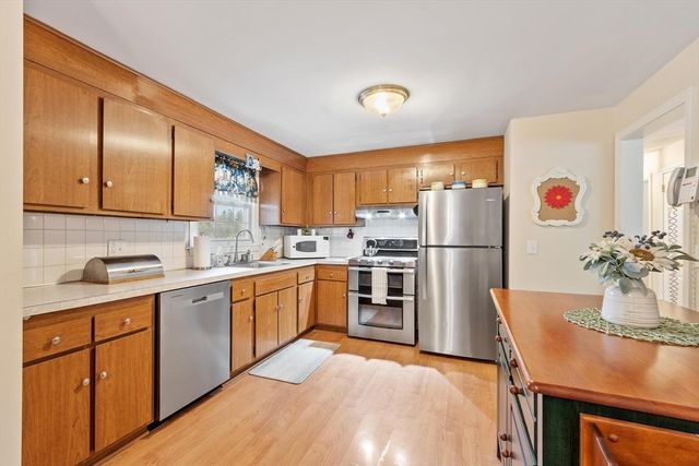 134 River Rd, Lowell, MA 01852